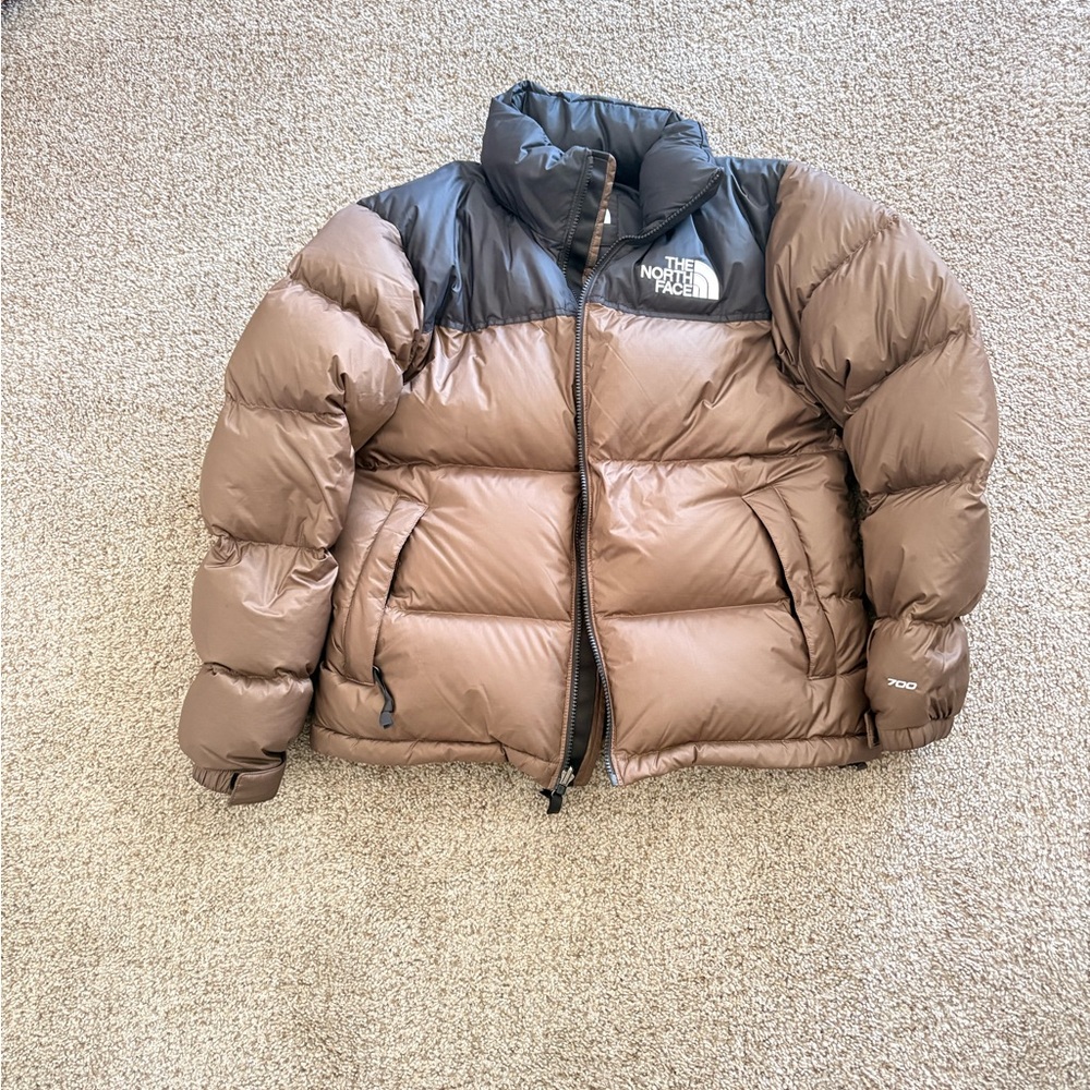 THE BORTH FACE MEN’S 1996 RETRO NUPTSE JACKET COLOR SMOKEY BROWN/TNF BLACK